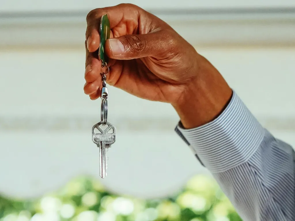 Louer un garage en toute sécurité : obligations, fiscalité et modèles prêts à l'emploi