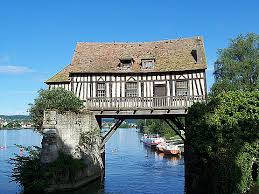 Le moulin sur un pont médiéval